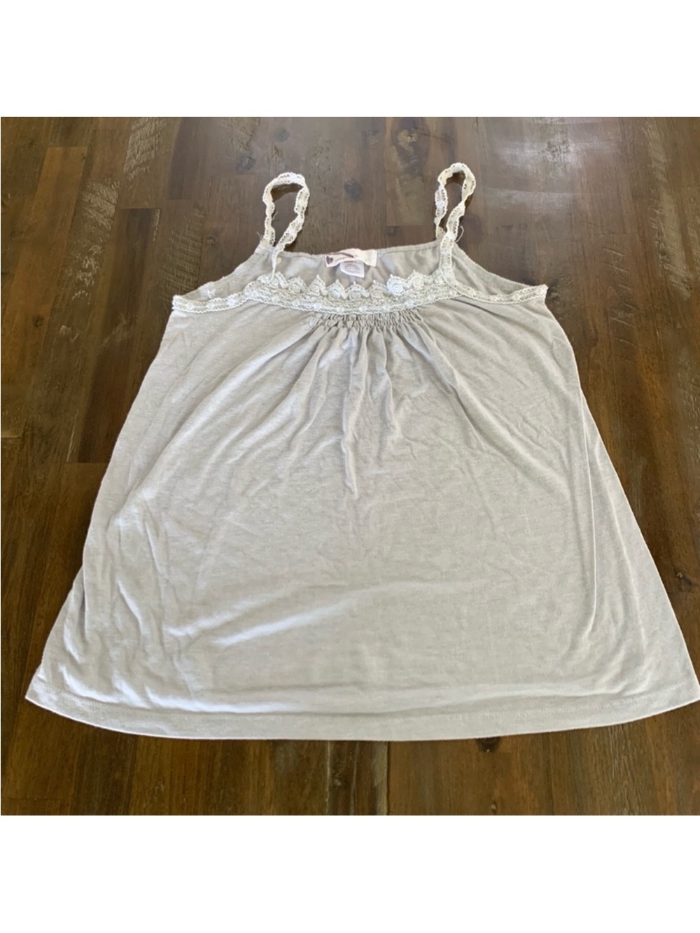 ✅ Imaginary Voyage light Gray lace trim tank top. Loose flowy fit EUC